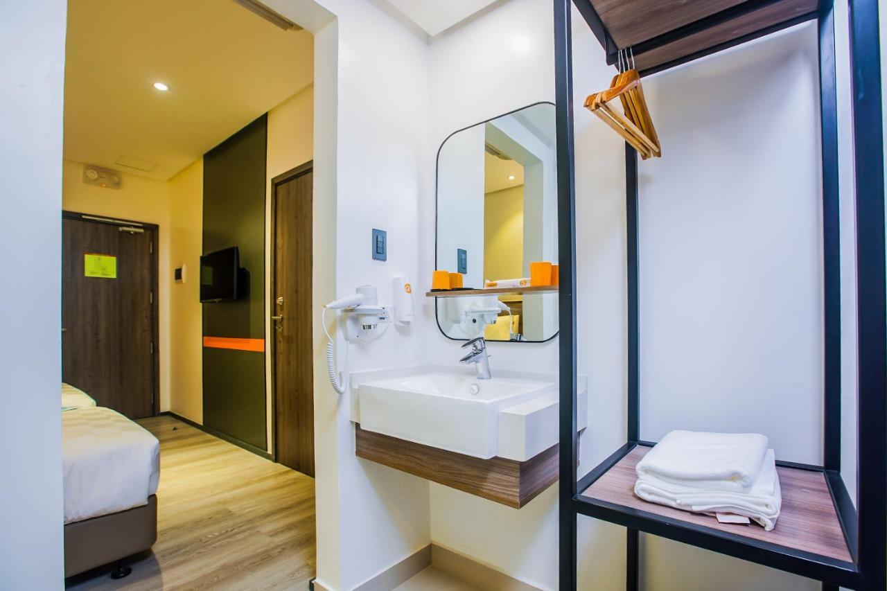 Go Hotels Plus Naga Экстерьер фото